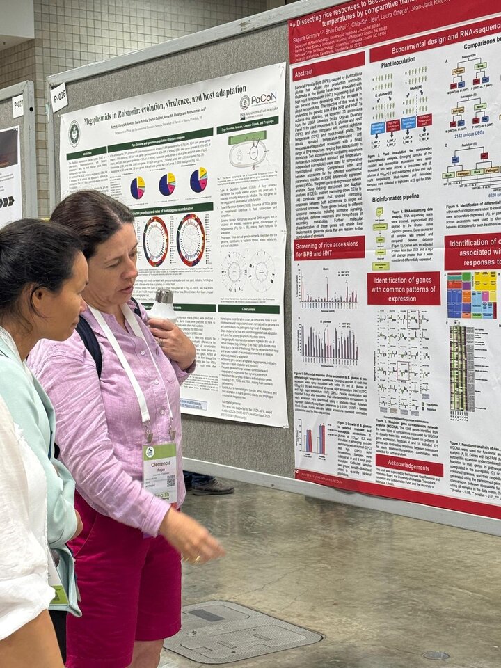 Rojas presenting her poster in Hawaii
